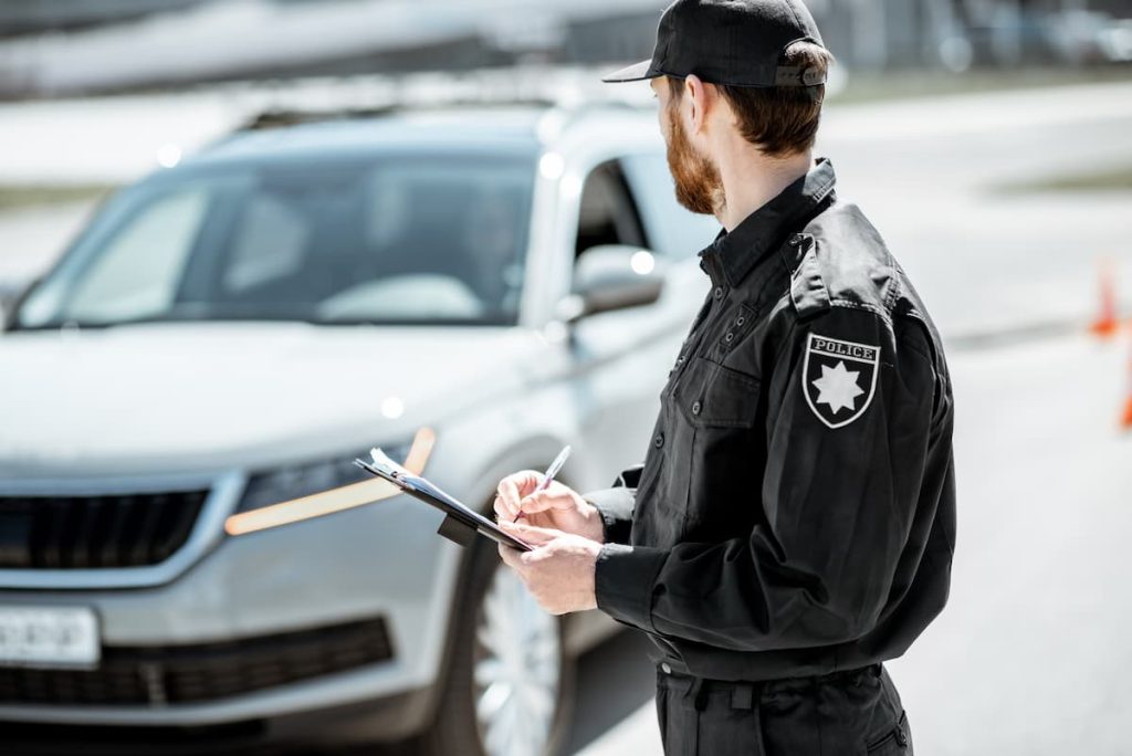 policia realizando infracciones