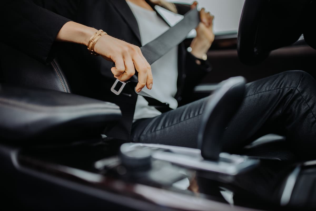 ¿Sabías que podrías recibir una multa si los pasajeros en los asientos traseros de tu vehículo no usan el cinturón de seguridad?