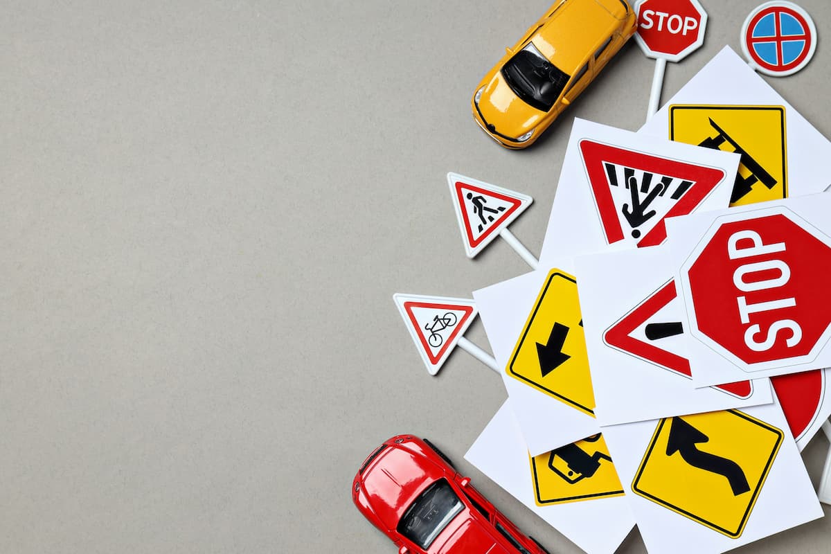 Señales poco comunes que todo conductor debe conocer para evitar comparendos